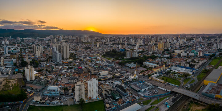Jundiai vista a&eacute;rea panor&acirc;mica p&ocirc;r-do-sol, vista do centro e Serra do Japi ao fundo.