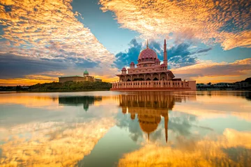 Crédence de cuisine en verre imprimé Olive verte Putra mosque during sunset sky, the most famous tourist attraction in Malaysia.