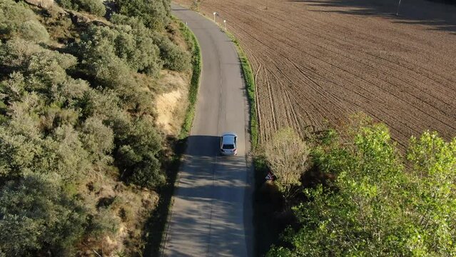 Coche grabado desde dron