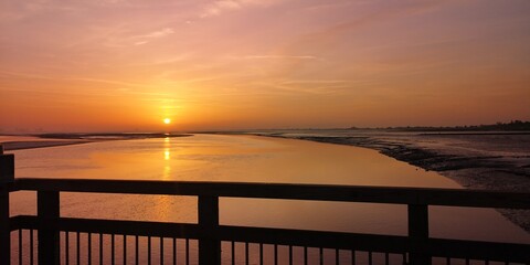 Obraz premium Sonnenaufgang über dem Wattenmeer vor Burhave 