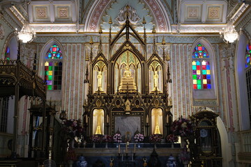 Obraz premium AYUTTHAYA, THAILAND - MARCH 20, 2021: Church of Wat Niwet Thammaprawat gothic temple where is a famous landmark of Ayutthaya, Thailand.