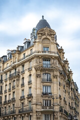 Fototapeta na wymiar Paris, ancient buildings avenue Daumesnil, typical facades and windows 