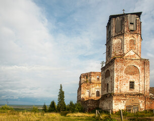 Fototapeta na wymiar dilapidated cathedral of the Krasnogorsk monastery Arkhangelsk region Pinezhsky district krasnaya Gorka