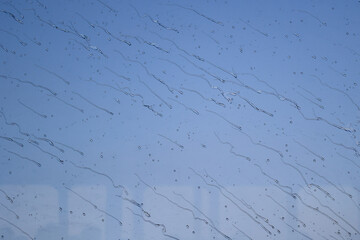 Gouttes de pluie contre une vitre pendant un orage avec un effet artistique et des éléments graphiques surprenant pour fond d'écran