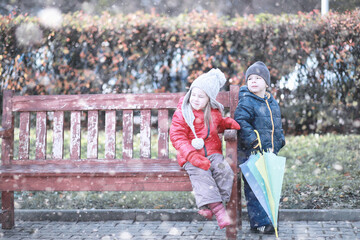 Fototapeta premium Kids walk in the park first snow
