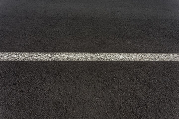 Ligne blanche sur asphalte 