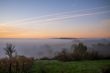 Obraz na płótnie Canvas nebel im tal zum sonnaufgang