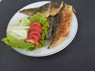 fried grilled bonito salmon fish salad plate