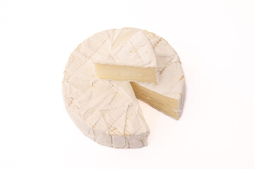 fromage camembert isolé sur un fond blanc - obrazy, fototapety, plakaty