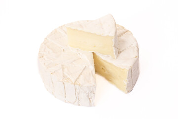 fromage camembert isolé sur un fond blanc