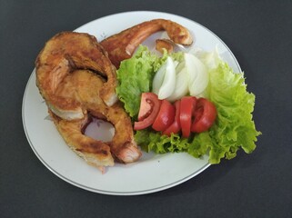 fried grilled bonito salmon fish salad plate