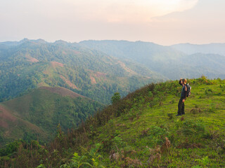 Obraz premium Men backpacker are happy and enjoy with sunrise after successful hiking.