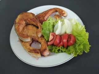 fried grilled bonito salmon fish salad plate