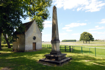 Chapelle sainte Croix et son obélisque le long de l'hippodrome de Chantilly, Ville de Chantilly, Oise, France