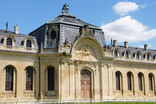  Les Grandes Ecuries de Chantilly, une des portes d'entrée, aujourd'hui Musée du Cheval et spectacles équestres, Chantilly, Oise, France.