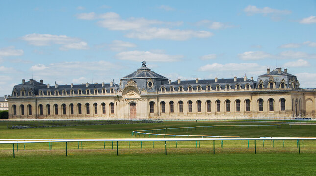 Les Grandes Ecuries, chef-d'oeuvre architectural du XVIIIe siècle, à proximité des pistes de l'hippodrome, Chantilly, Oise, France	