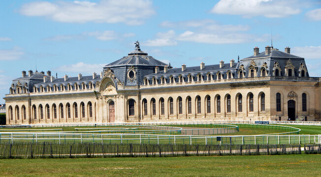 Grandes Ecuries de chantilly, chef-d'oeuvre architectural du XVIIIe siècle, devant l'hippodrome, domaine de chantilly, Oise, France