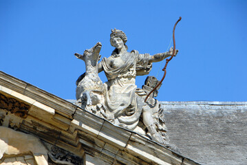 Ville de Chantilly, statues de femme et son arc sur le fronton des Grandes Ecuries de Chantilly,...