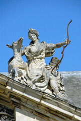 Fototapeta premium Statue sur le fronton des Grandes Ecuries du château de Chantilly, Oise, France