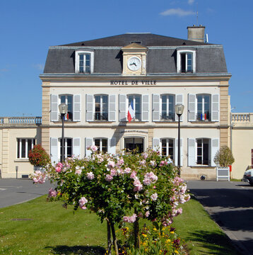 Hôtel de Ville, mairie de chantilly, façade ensoleillée rosiers roses  et jardin en premier plan