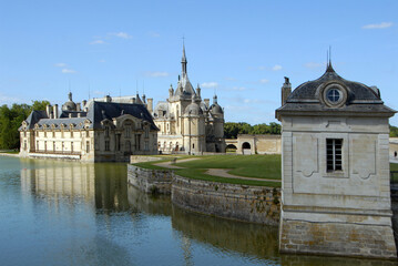 Obraz premium Le château de Chantilly, il remonte au début du XIIIe siècle, plusieurs fois détruit, le château actuel a été construit pour le duc d'Aumale par l'architecte Honoré Daumet entre 1875 et 1885.