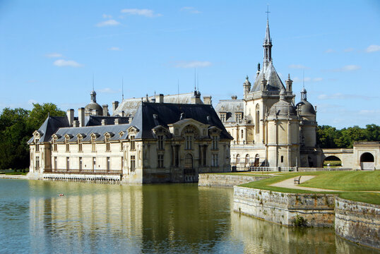 Le château de Chantilly, il remonte au début du XIIIe siècle, plusieurs fois détruit, le château actuel a été construit pour le duc d'Aumale par l'architecte Honoré Daumet entre 1875 et 1885.