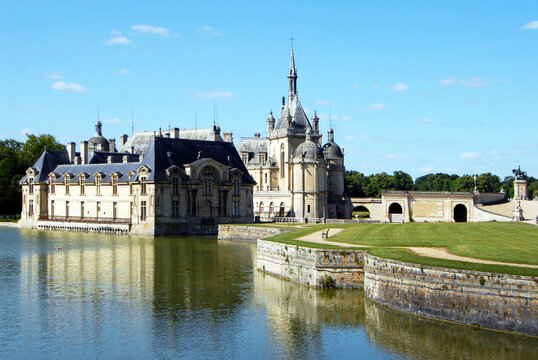 Le ch&acirc;teau de Chantilly, il remonte au d&eacute;but du XIIIe si&egrave;cle, plusieurs fois d&eacute;truit, le ch&acirc;teau actuel a &eacute;t&eacute; construit pour le duc d'Aumale par l'architecte Honor&eacute; Daumet entre 1875 et 1885