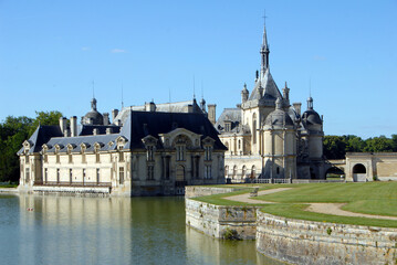 Fototapeta na wymiar Le château de Chantilly, il remonte au début du XIIIe siècle, plusieurs fois détruit, le château actuel a été construit pour le duc d'Aumale par l'architecte Honoré Daumet entre 1875 et 1885.