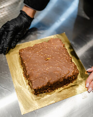 Un gâteau au chocolat avec une feuille d'or dans une pâtisserie