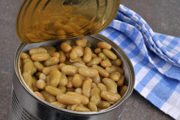 Conserve de flageolets ouverte en gros plan
