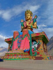 Verticale opname van het Diskit Gompa-klooster tegen de blauwe hemelachtergrond in Ladakh, India