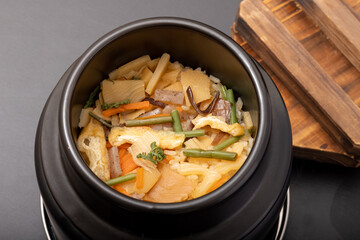 山菜　炊き込みご飯　釜飯