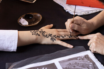 Obraz premium hand holding a brush