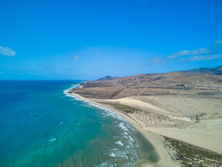 Luftaufnahme des Atlantischen Ozeans und der Küste am Strand von Sotavento Insel Fuerteventura Drohnenfotografie
