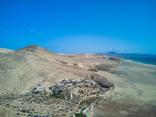 Luchtfoto van de Atlantische Oceaan en de kustlijn in Sotavento strand Fuerteventura eiland drone fotografie