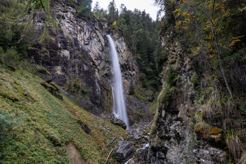 Der Pfitschebach Wasserfall im Pitztal, versteckt hinter Felsen und Wald liegt der verwunschene Wasserfall