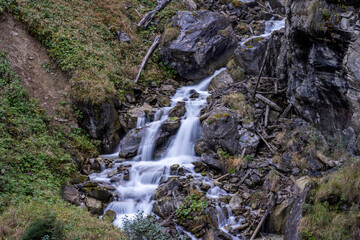 Der Pfitschebach Wasserfall im Pitztal, versteckt hinter Felsen und Wald liegt der verwunschene...