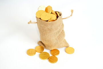 Monete di cioccolato nel sacco in juta. Dolci regali natalizi