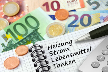 Finanzen und Sparmaßnahmen mit Buch, Rechner und Euro Geldscheinen