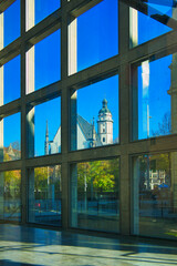 Blick durch Glasfassade auf die Thomaskirche am Dittrichring in Leipzig, Sachsen, Deutschland