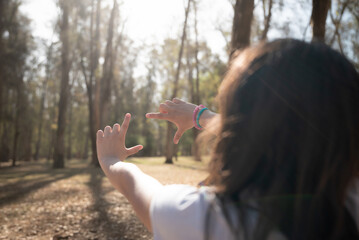 manos de niña en bosque selfie