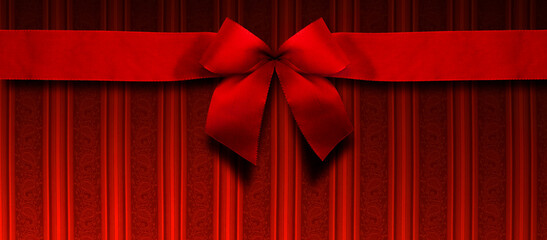 Rote Weihnachtsscheife auf einer roten Tapete