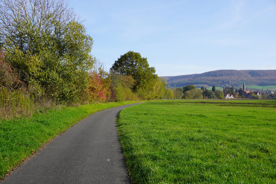 Radweg mit Blick auf die Stadt Wanfried in Hessen