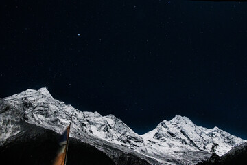 Mount Manaslu en zijn Range Night View Shot vanuit Shyala Village tijdens Manaslu Circuit Trek