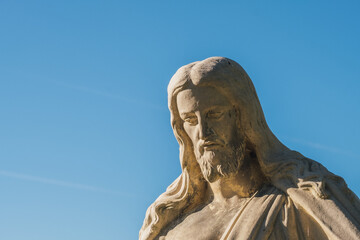 Jesus Christus Statue Skulptur vor blauem Himmel - 543894537