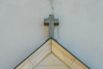 Steinkreuz über Eingang einer Kirche  - 543894538
