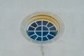 rundes Kirchenfenster an einer Kirche  - 543894559