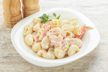 Pasta with salmon and cream cheese