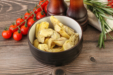 Grilled artichoke marinated in oil