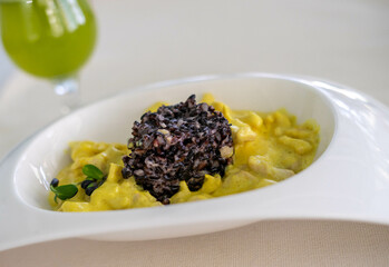 Chicken curry with black rice and ananas